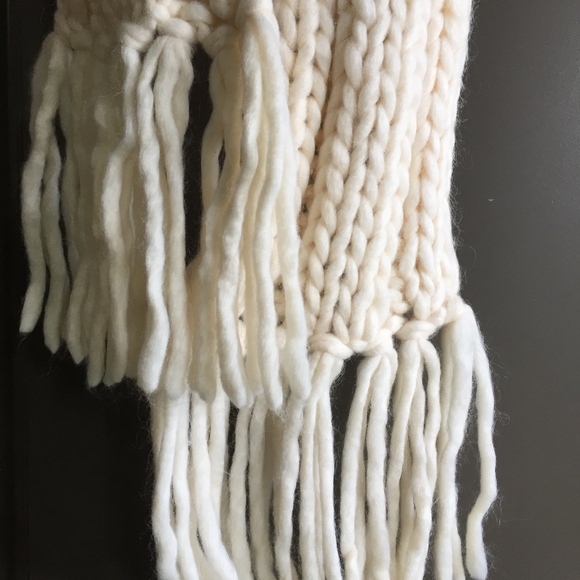 Free with purchase White Fluffy Long Scarf - Picture 3 of 4